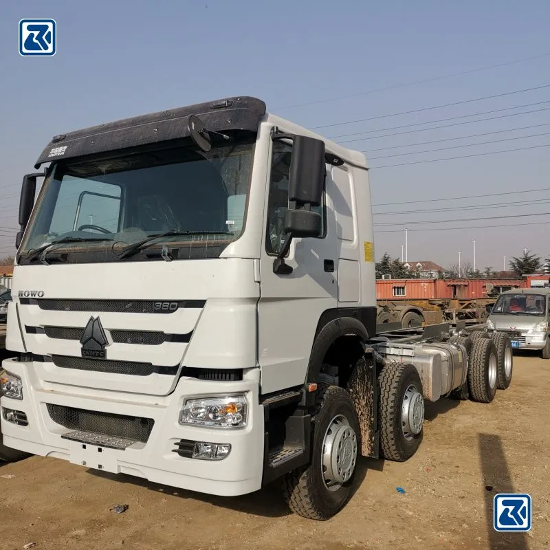 Vista lateral de um camião de carga HOWO 6x6 branco mostrando o perfil do pneu e a cabina do condutor com unidade de ar condicionado no topo.
