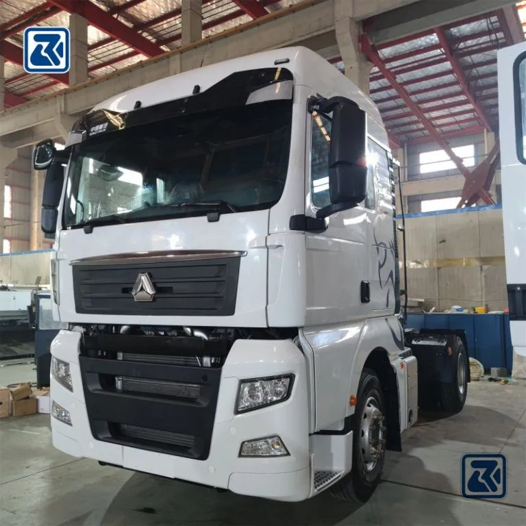 Vista frontal de um camião trator SITRAK 4X2 numa linha de montagem, com destaque para o design moderno da cabina