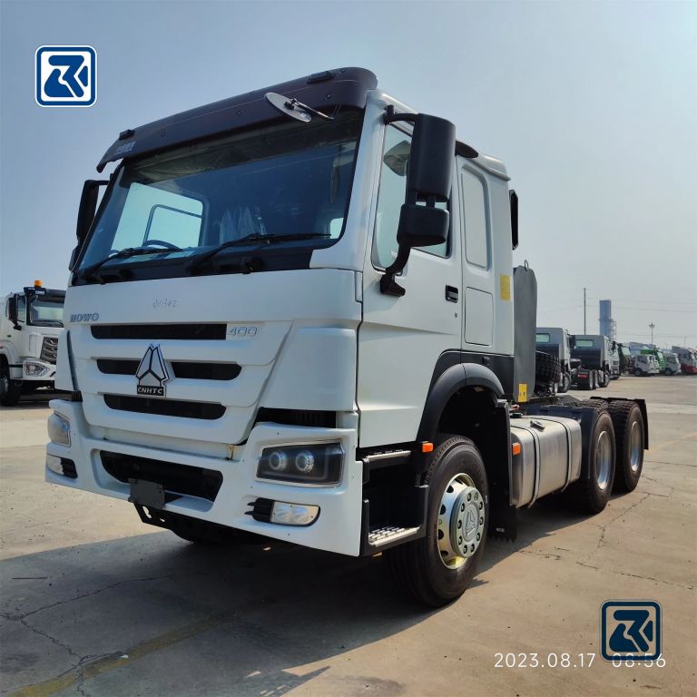 Qual é a potência do motor dos camiões tractores HOWO?